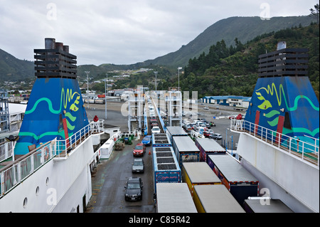 Autos und Lastwagen einsteigen des Interislander Passagiers Fähre Aratere in Picton Hafen Südinsel Neuseeland NZ Stockfoto