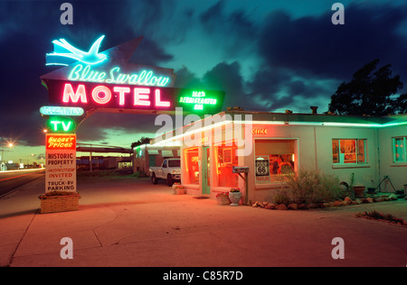 Abend Foto von vorne des legendären blauen schlucken Motel Tucumcari, Route 66, mit Leuchtreklame. Stockfoto