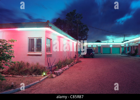 Am Abend Schuss von hinten des Route 66 blau schlucken Motels, Tucumcari, New Mexico, mit Motor-Gericht. Stockfoto