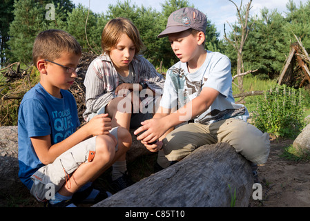 Polen, Biebrza River National Park, The Mammoth Valley (Mamucia Dolina), 3 jungen Freunde Stockfoto