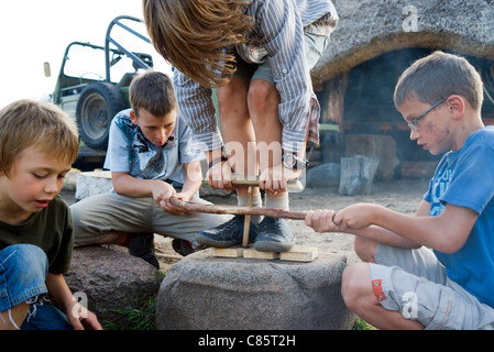 Polen, Biebrza River National Park, The Mammoth Valley (Mamucia Dolina), das Holz Feuer ohne Streichhölzer primitive Art und Weise einrichten Stockfoto