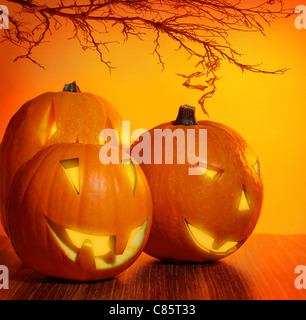 Leuchtende Halloween-Kürbis, warmes Kerzenlicht, Herbstferien Hintergrund, traditionelle Jack-o-Laterne, Nacht Party Dekoration Stockfoto