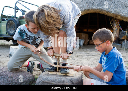 Polen, Biebrza River National Park, The Mammoth Valley (Mamucia Dolina), das Holz Feuer ohne Streichhölzer primitive Art und Weise einrichten Stockfoto