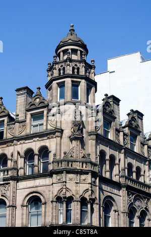 Statuen und Skulpturen auf viktorianischen Bürogebäude Cross Street Manchester England Stockfoto