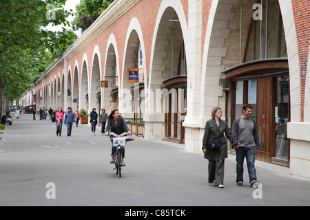 Le Viaduc des Arts ist ein ehemaliges Eisenbahnviadukt in Paris jetzt ein Garten Gehweg mit Galerien in ihren Bögen. Stockfoto