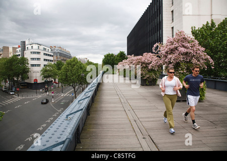 Jogger laufen entlang La Promenade Plantee, einen Garten auf Le Viaduc des Arts, Frankreich Stockfoto