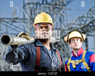 Bauarbeiter zusammenstehen Stockfoto