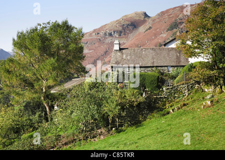 Traditionellen englischen Cottage eingebettet auf einem Hügel in Langdale, Lake District, Cumbria, UK Stockfoto