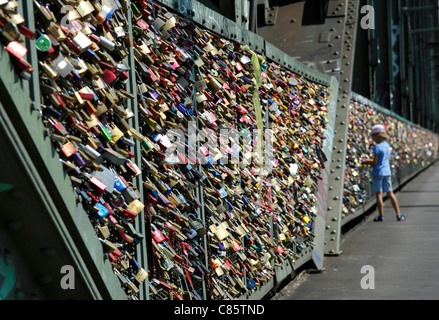 Liebe Vorhängeschlösser oder Liebe Schlösser angebracht, um ein Sicherheitszaun auf Hohenzollernbrücke in Köln, Deutschland Stockfoto