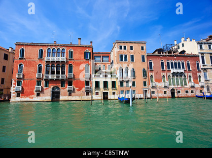 Typischen bunten venezianischen Häusern im gotischen Stil sichtbar vom Canal Grande von Venedig Stockfoto