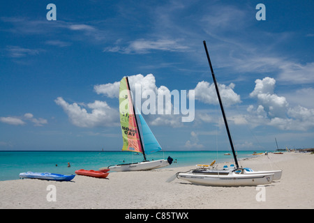 Verschiedene Boote auf Strand hochgezogen. Stockfoto