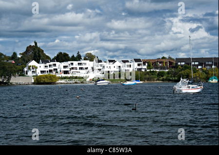 Schöne Lakeland Resort-Studio-Apartments an den Ufern des Lake Taupo Nordinsel Neuseeland Stockfoto