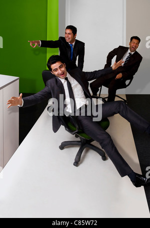 Geschäftsleute, die Spaß im Büro Stockfoto