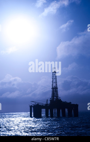 Auf schwimmenden Offshore-Öl-Bohrinsel.  Gegenlicht Ansicht.  Küste von Brasilien, 2010. Stockfoto