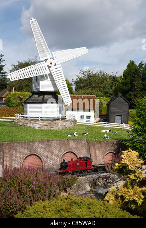 Zug und Windmühle am Bekonscot Modelldorf und Eisenbahn, Beaconsfield, Buckinghamshire, Großbritannien Stockfoto