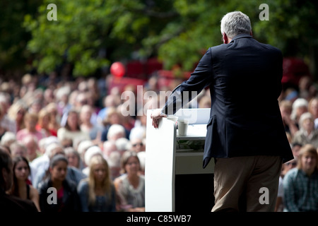 Håkan Juholt, Chef der schwedischen Sozialdemokraten Partei hält seine Sommer-Rede im Stockholmer Vorort Västertorp. Stockfoto