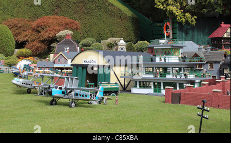 Modellflugzeuge und Flugplatz am Bekonscot Modell Dorf und Bahnhof, Beaconsfield, Buckinghamshire, Großbritannien Stockfoto