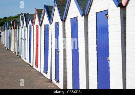 Bunte Strandhütten, Goodrington Sands, Torbay, Devon, England, Großbritannien Stockfoto