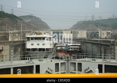 Frachter Verkehr Richtung stromabwärts durch die Schleusen am drei-Schluchten-Staudamm, Jangtsekiang, China Stockfoto