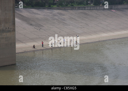Angeln entlang der befestigten Ufer des Yangtze-Flusses flussabwärts des Gezhouba Dam, Yichang Stadt, China Stockfoto