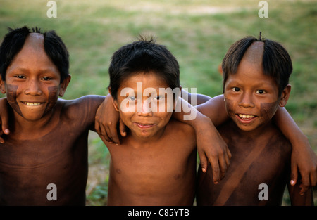 Bacaja Dorf, Amazonas, Brasilien. Drei jungen, lächelnd, durch das Dorf Fußballplatz; Xicrin Stamm. Stockfoto