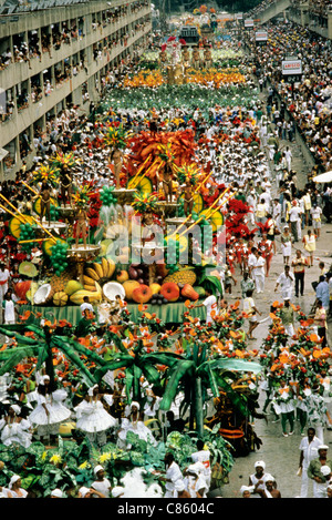 Rio De Janeiro, Brasilien. Karneval; Übersicht über Sambadrome mit bunten Wagen und Menschen; Bahianas und Palmen Bäume. Stockfoto