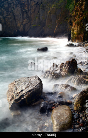 Wasser und Felsen an Türen, in der Nähe von Skrinkle Haven, Pembrokeshire, Wales Stockfoto