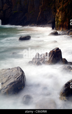 Wasser und Felsen an Türen, in der Nähe von Skrinkle Haven, Pembrokeshire, Wales Stockfoto