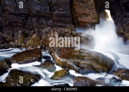 Wasser und Felsen an Türen, in der Nähe von Skrinkle Haven, Pembrokeshire, Wales Stockfoto