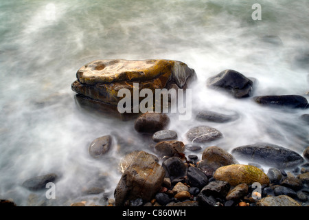 Wasser und Felsen an Türen, in der Nähe von Skrinkle Haven, Pembrokeshire, Wales Stockfoto