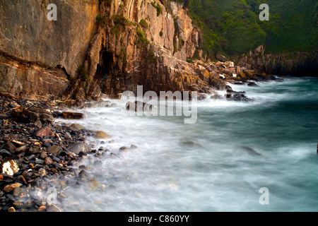 Wasser und Felsen an Türen, Skrinkle Haven, in der Nähe von Tenby, Pembrokeshire. Stockfoto