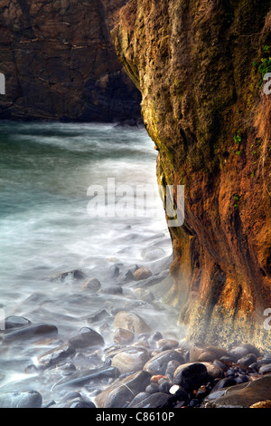 Wasser und Felsen an Türen, Skrinkle Haven, in der Nähe von Tenby, Pembrokeshire. Stockfoto