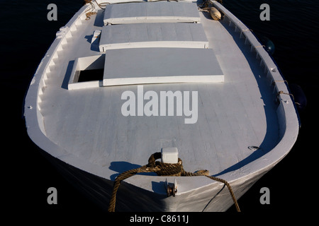 Die weiße Oberfläche des mediterranen Holzboot. Stockfoto