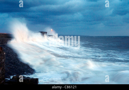 Wellen, die über Porthcawl Pier, South Wales. Stockfoto