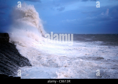 Wellen, die über Porthcawl Pier, South Wales. Stockfoto