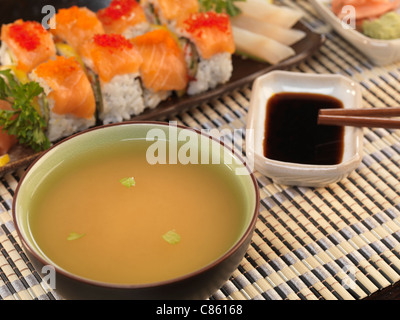 Serviert Sushi-Rollen und miso Stockfoto