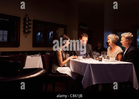 Freunde gerade Mann Ausblasen Geburtstag Kuchen im restaurant Stockfoto