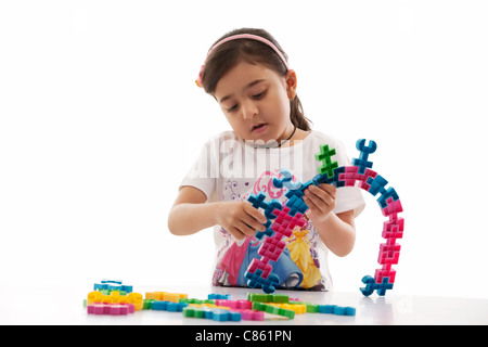 Mädchen spielen mit Bausteinen Stockfoto