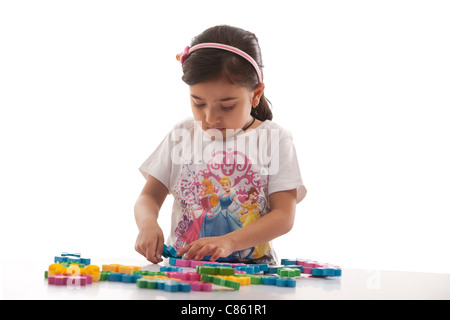 Mädchen spielen mit Bausteinen Stockfoto