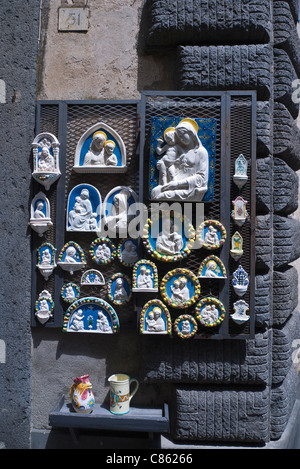 Keramik-Bas Relief Wand Plaques der Madonna mit Kind auf dem Display außerhalb eines Ladens in Orvieto, Umbrien, Italien. Stockfoto