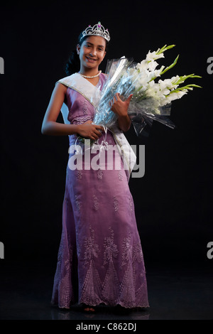 Teenager Schönheitskönigin hält einen Blumenstrauß Stockfoto