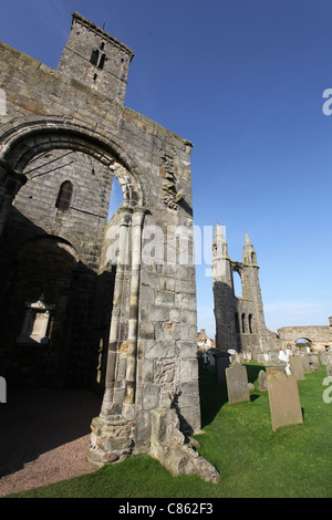 Stadt von Str. Andrews, Schottland. Niedrigen Winkel nahe Ansicht der St. Rule Kirche Ruinen. Stockfoto