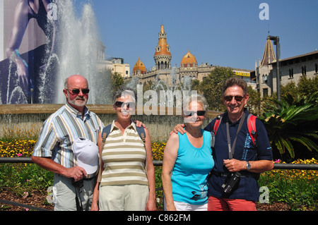 Ältere Paare posiert in Plaça Catalunya, Barcelona, Provinz Barcelona, Katalonien, Spanien Stockfoto