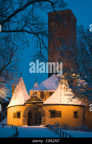 Verschneite Dorf Gebäude in der Nacht Stockfoto