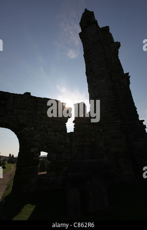 Stadt von Str. Andrews, Schottland. Silhouette Ansicht St. Andrews Cathedral Osten Giebel Ruinen. Stockfoto