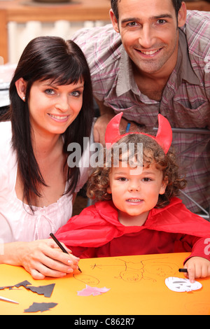 Eltern und ein kleiner Junge gekleidet in Teufel Stockfoto