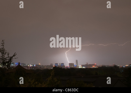 Blitzeinschläge in Peking, China, auf Donnerstag, 13. Oktober 2011. Nach Tagen der Smog hob die Stürme die Aussicht auf Regen und sauberer Luft. Stockfoto