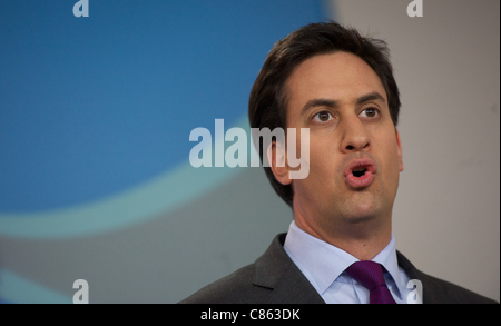 LONDON, VEREINIGTES KÖNIGREICH 13 OKTOBER. Führer der Labour Partei, Ed Miliband und Schatten Kanzler Ed Balls zu sprechen, auf einer Pressekonferenz am Arbeitsmarkt Hauptsitz Stockfoto