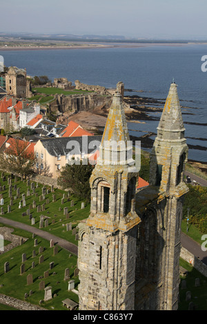 Stadt von Str. Andrews, Schottland. St. Andrews Cathedral Ruinen mit dem Osten Giebel im Vordergrund. Stockfoto