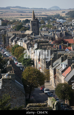 Stadt von Str. Andrews, Schottland. Luftaufnahme der Stadt von Str. Andrews mit North Street im Vordergrund. Stockfoto